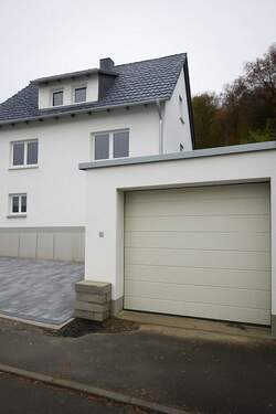Garage, Stellplatz und Haus - 5 Zimmer Einfamilienhaus in Maßbach