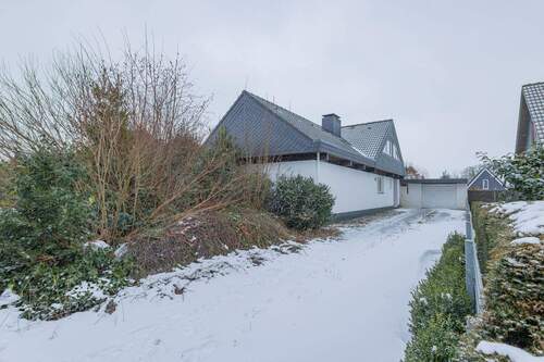 Ansicht von der Straße - Großes Einfamilienhaus mit besonderer Architektur in ruhiger Umgebung in Rickert
