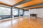 Wohnzimmer mit offenem Kamin - 6 Zimmer Mehrfamilienhaus, Wohnhaus zum Kaufen in Rickert