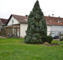 Älteres Landhaus mit großem Garten in schöner Ortslage u. U. auch für Bauträger geeignet - Köfering