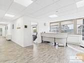 Heller Empfangs- und Eingangsbereich - Modernisierte Büro-Praxisfläche mit Open-Space-Konzept und 360°-Tour