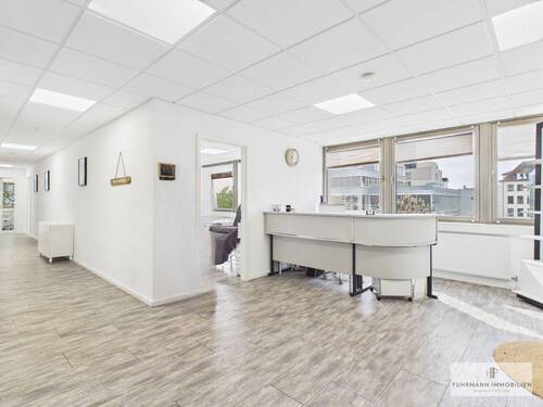 Heller Empfangs- und Eingangsbereich - Modernisierte Büro-Praxisfläche mit Open-Space-Konzept und 360°-Tour