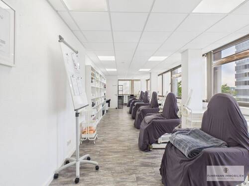 Moderne Arbeit-und Praxisfläche - Büro mit 174,00 m&sup2; in Saarbrücken zur Miete
