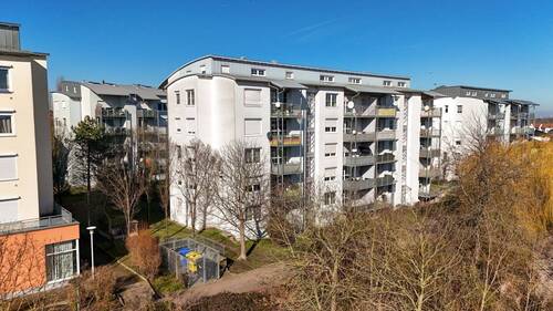 Hausansicht vorne - Wohnungspaket mit 5 Einheiten, Ist-Faktor 16,5 - Aufzug & Dachterrassen, Baujahr 1996