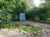Sitzgelegenheit mit Strandkorb am Teich - 