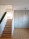 Diele mit Treppenaufgang - 4 Zimmer Einfamilienhaus in Itzehoe