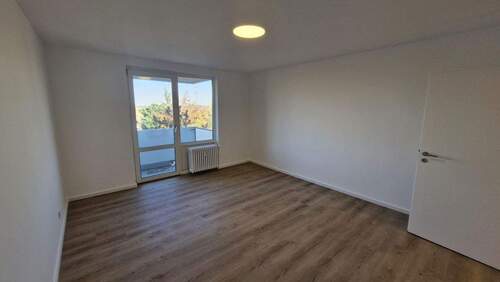 Schlafzimmer mit Balkon klein - 