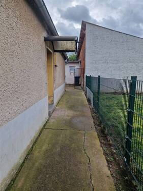 Zugang zum Hinterhof - Einfamilienhaus mit 86,50 m&sup2; in Großtreben-Zwethau zum Kaufen