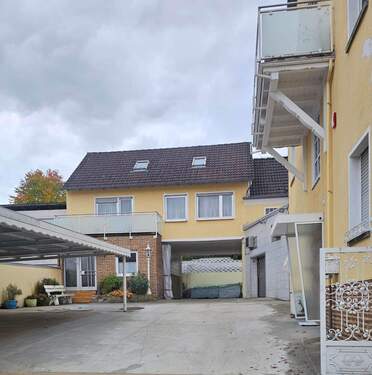 . - Wohn- und Geschäftshaus mit Nebengebäude zum Wohnen für 2 Familien