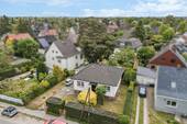 Bild 1 - Bungalow mit Potenzial auf großem Grundstück - Sanierungsobjekt mit Zukunft!