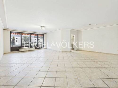 Wohn- und Esszimmer mit Zugang zum Balkon - Viel Raum zum Wohlfühlen: Altersgerechte Wohnung in stadtnaher Lage