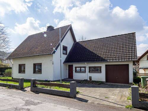 Außenansicht - Geräumiges Einfamilienhaus in schöner Wohnlage von Sundern-Allendorf
