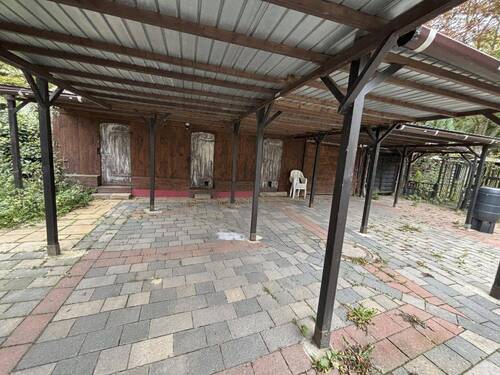 Auffahrt und Carport - 