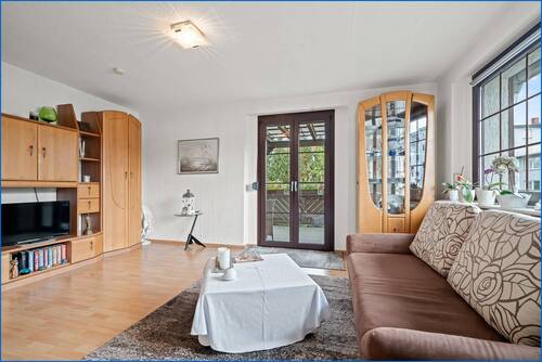 Wohnzimmer mit Blick zur Terasse EG - 