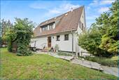 Haus Eingang hinten - Modernes Zweifamilienhaus plus Gewerbeeinheit insgesamt ca. 243m² und großzügigen Freiflächen.