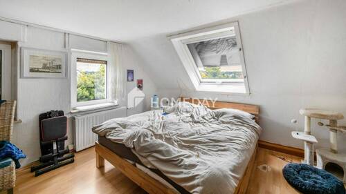 1. OG Schlafzimmer 1 - 