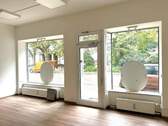 Blick auf die Schaufenster - Kleines, attraktiven Ladenlokal im Behördenumfeld