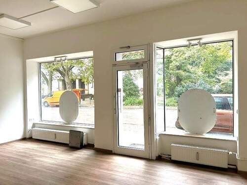 Blick auf die Schaufenster - Kleines, attraktiven Ladenlokal im Behördenumfeld
