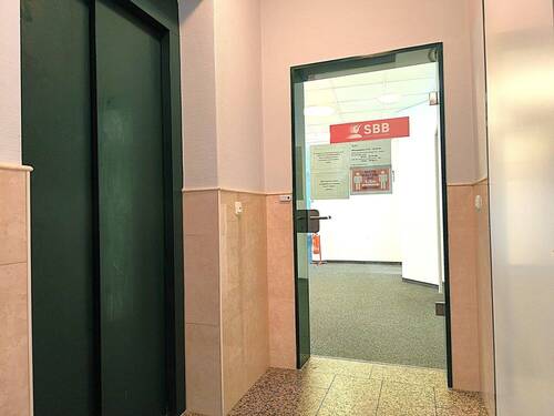 Eingangsbereich mit Zugang zum Fahrstuhl - 