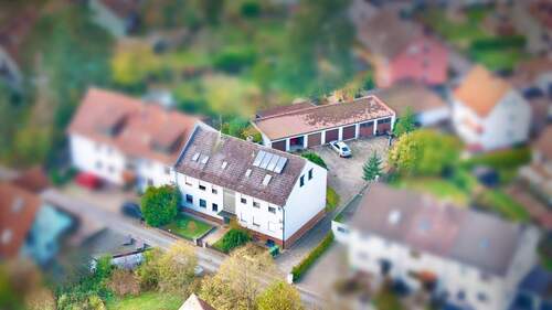 Blick von Oben - 7-Parteienhaus mit Garagenhof auf großzügigem Anwesen in naturnaher Lage von Zirndorf