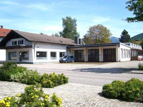 Gebäudeansicht - WerkstattFertigungsfläche, Büro und Ausstellung im Chiemgau