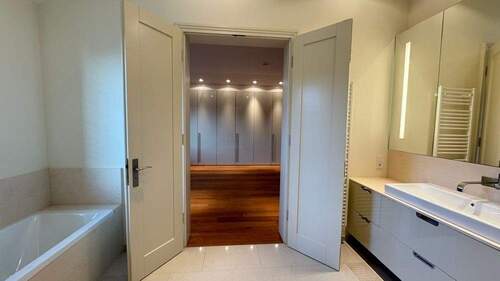 Badezimmer mit Wanne - 