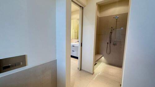 Badezimmer mit Dusche und WC - 