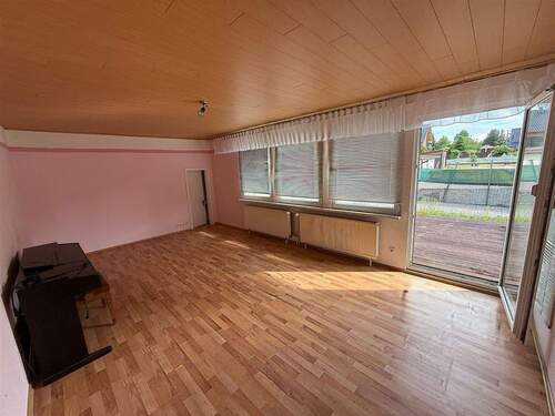 Wohnzimmer mit Zugang zur Terrasse - 