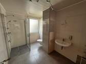 Tageslichtbad im EG mit Dusche, WC - 