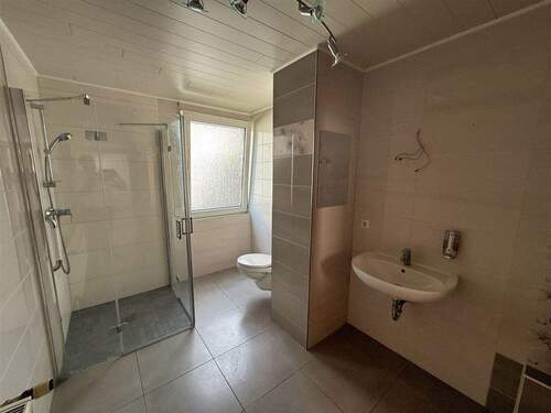 Tageslichtbad im EG mit Dusche, WC - 