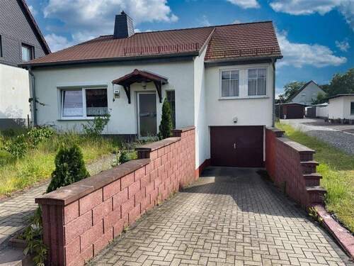 Hausansicht mit Garage - 5 Zimmer Einfamilienhaus zum Kaufen in Bad Schmiedeberg