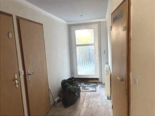 Ausgang zum Hof - Einfamilienhaus mit 90,00 m&sup2; in Hettstedt zum Kaufen