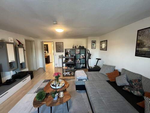 Wohnzimmer - Helle 2-Zimmer-Wohnung in zentraler Lage von Karlsruhe - frei ab 01.05.2026