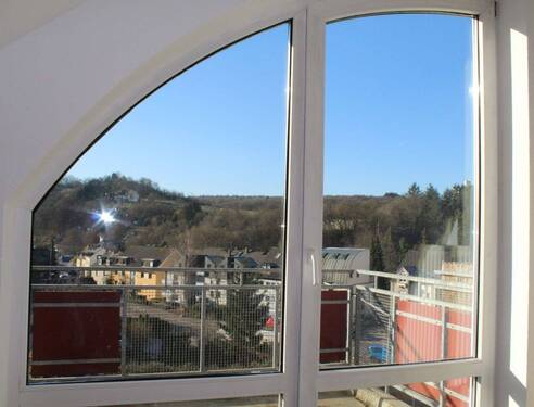 Aussicht - Olewig, helle 2 ZKB Dachgeschosswohnung mit großem Balkon und TG Stellplatz zu verkaufen