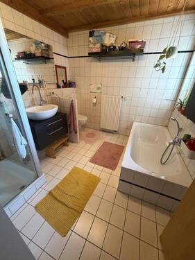 Badezimmer mit Dusche u. Wanne - 
