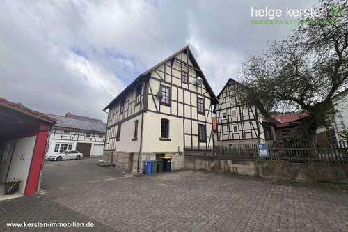 Hausrückseite_Umgebung - 6 Zimmer Mehrfamilienhaus, Wohnhaus zum Kaufen in Sontra