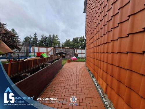 Weg zum Windfang & Gartenbereich - 