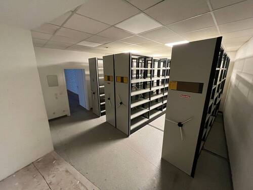 Lager mit Regalsystem - 