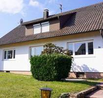 Gepflegtes Zweifamilienhaus mit großem Grundstück, Garage und Carport - Engelsbrand Grunbach