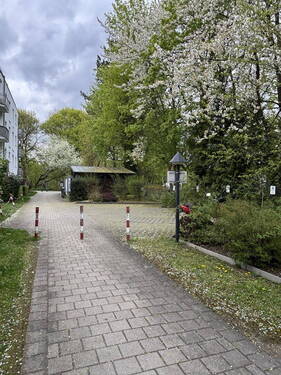 Innenhof mit Fahrradhäuschen - 