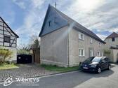 Straßensicht mit Toreinfahrt - Einfamilienhaus mit 160,00 m² in Großneuhausen zum Kaufen