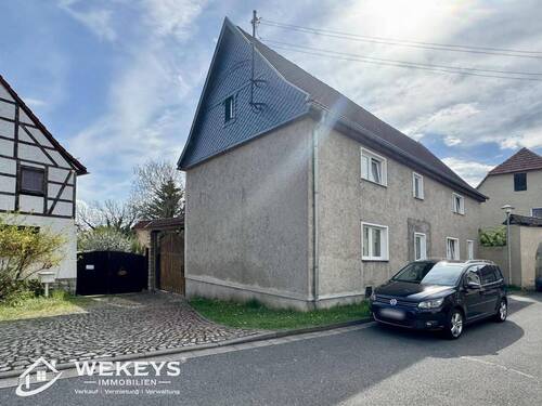 Straßensicht mit Toreinfahrt - Einfamilienhaus mit 160,00 m² in Großneuhausen zum Kaufen