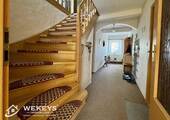 Hausflur mit Treppe - 