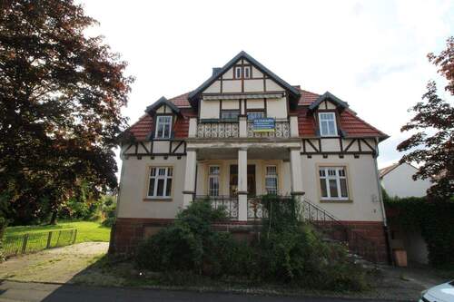 Außenansicht mit Einfahrt - 9 Zimmer Einfamilienhaus zum Kaufen in Kassel