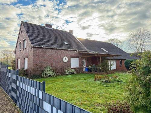 Bewohntes Gebäude von der Straße - 