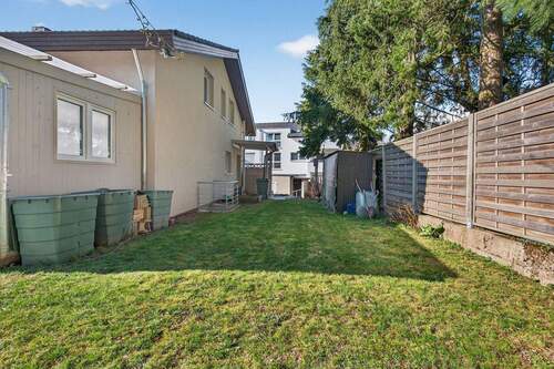 Gartenfläche mit Blick auf Frühstücksterrasse - 