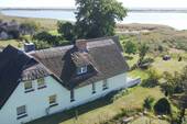 Drohnenansicht - Seltene Gelegenheit: Exklusives Wasseranwesen auf Insel Hiddensee mit Blick auf den Dornbusch