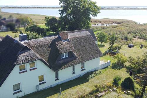 Drohnenansicht - Seltene Gelegenheit: Exklusives Wasseranwesen auf Insel Hiddensee mit Blick auf den Dornbusch