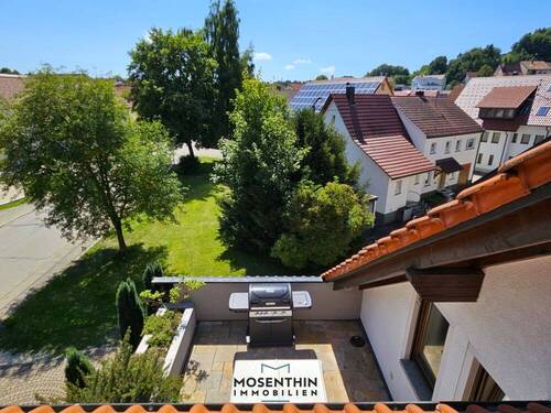 Balkonaussicht im DG - 9 Zimmer Mehrfamilienhaus, Wohnhaus in Römerstein / Zainingen