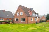 Blick von der Straße II - Gemütliches Einfamilienhaus mit genehmigter Ferienwohnung in Aurich-Plaggenburg